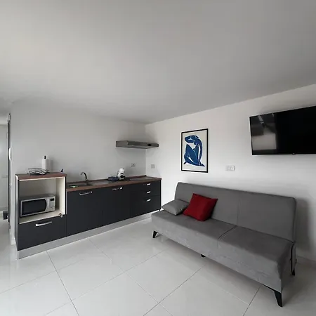 Roma Airport Sky Apartment